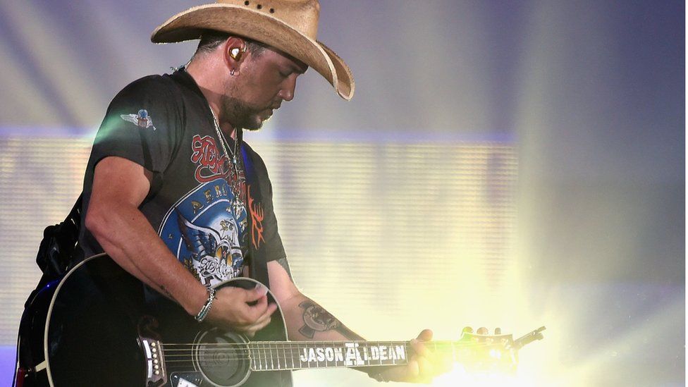 Jason Aldean playing guitar