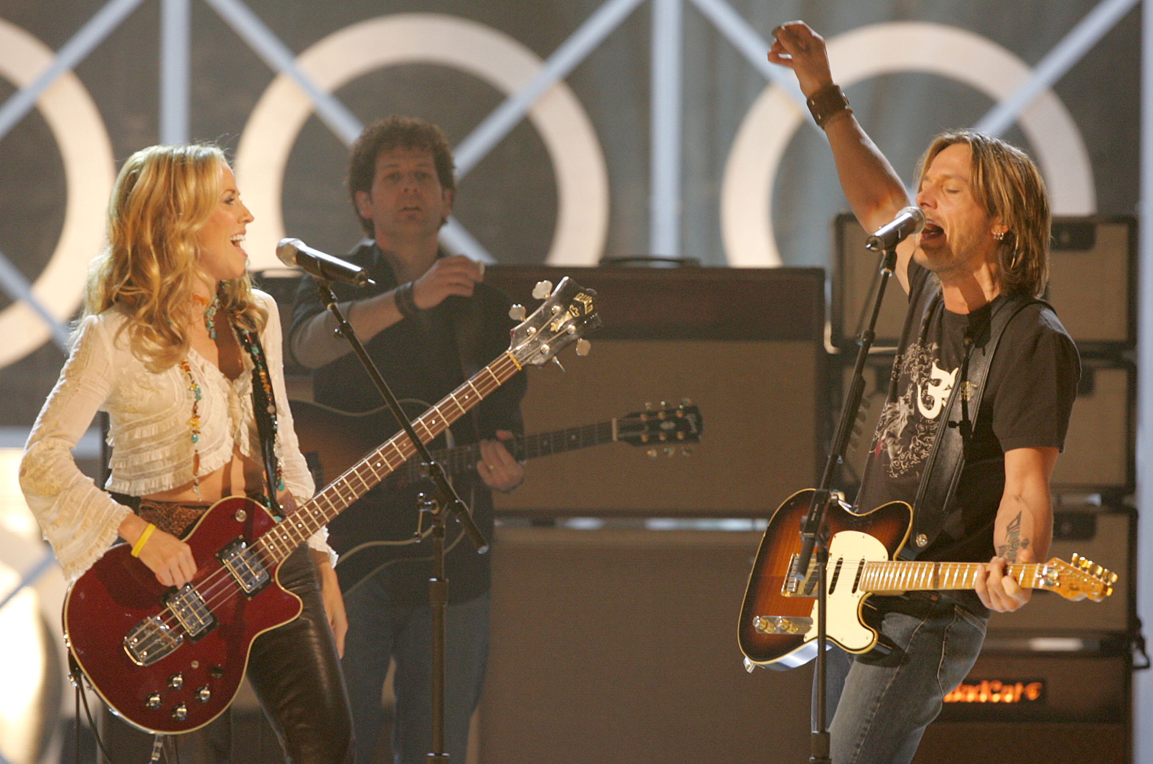 LAS VEGAS - DECEMBER 8: Musicians Sheryl Crow (L) and Keith Urban perform onstage during the 2004 Billboard Music Awards at the MGM Grand Arena on December 8, 2004 in Las Vegas, Nevada. (Photo by Kevin Winter/GettyImages)