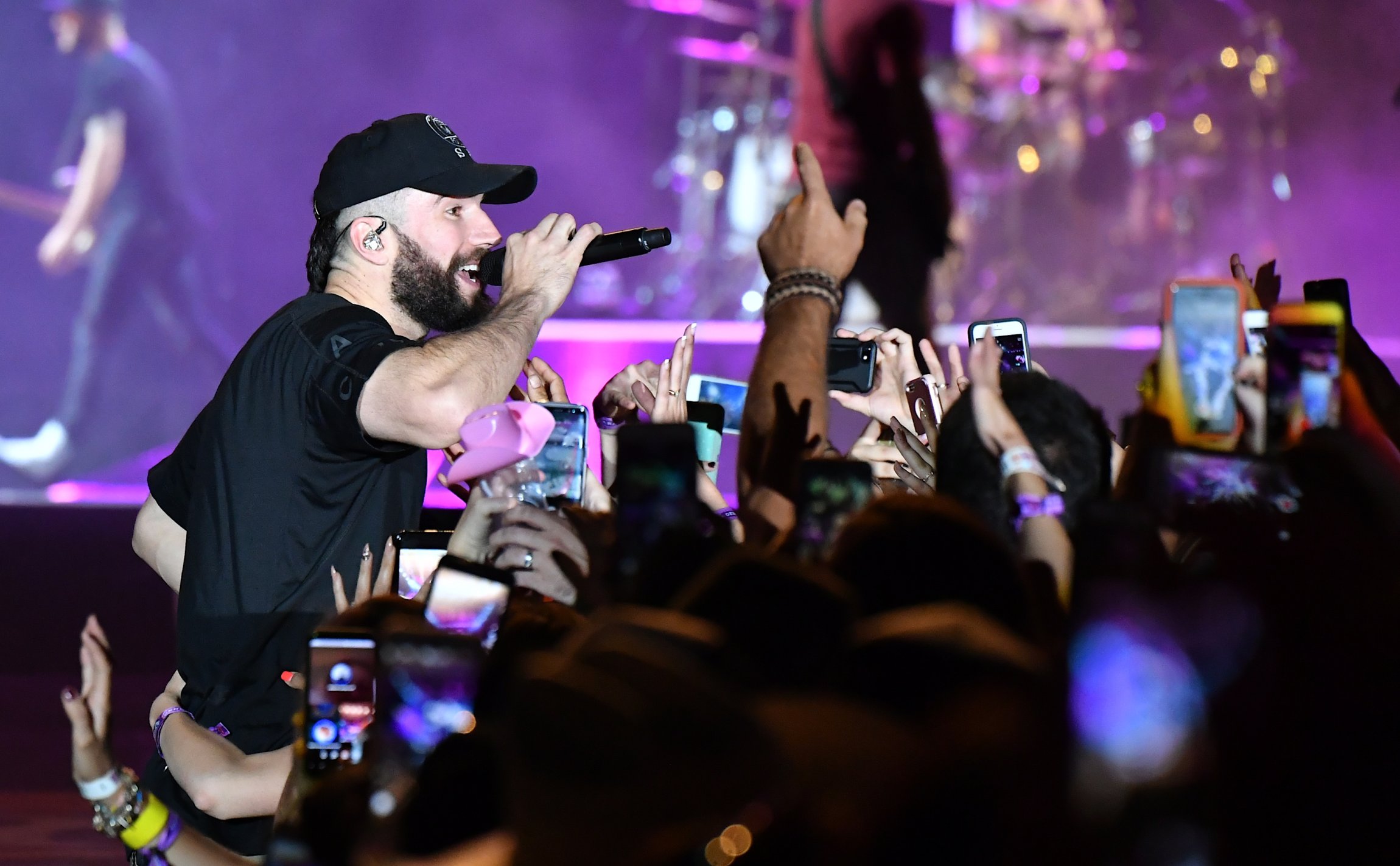 LAS VEGAS, NV - SEPTEMBER 30: Recording artist Sam Hunt performs during the Route 91 Harvest country music festival at the Las Vegas Village on September 30, 2017 in Las Vegas, Nevada. (Photo by Mindy Small/FilmMagic)