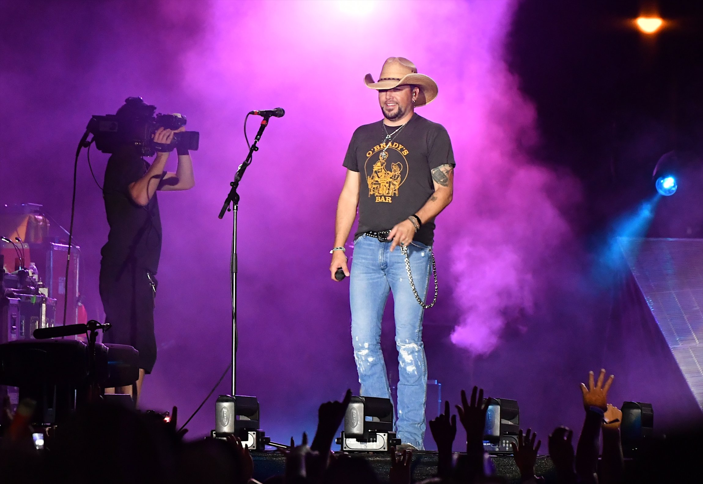 LAS VEGAS, NV - OCTOBER 01: Recording artist Jason Aldean performs during the Route 91 Harvest country music festival at the Las Vegas Village on October 1, 2017 in Las Vegas, Nevada. (Photo by Mindy Small/FilmMagic)