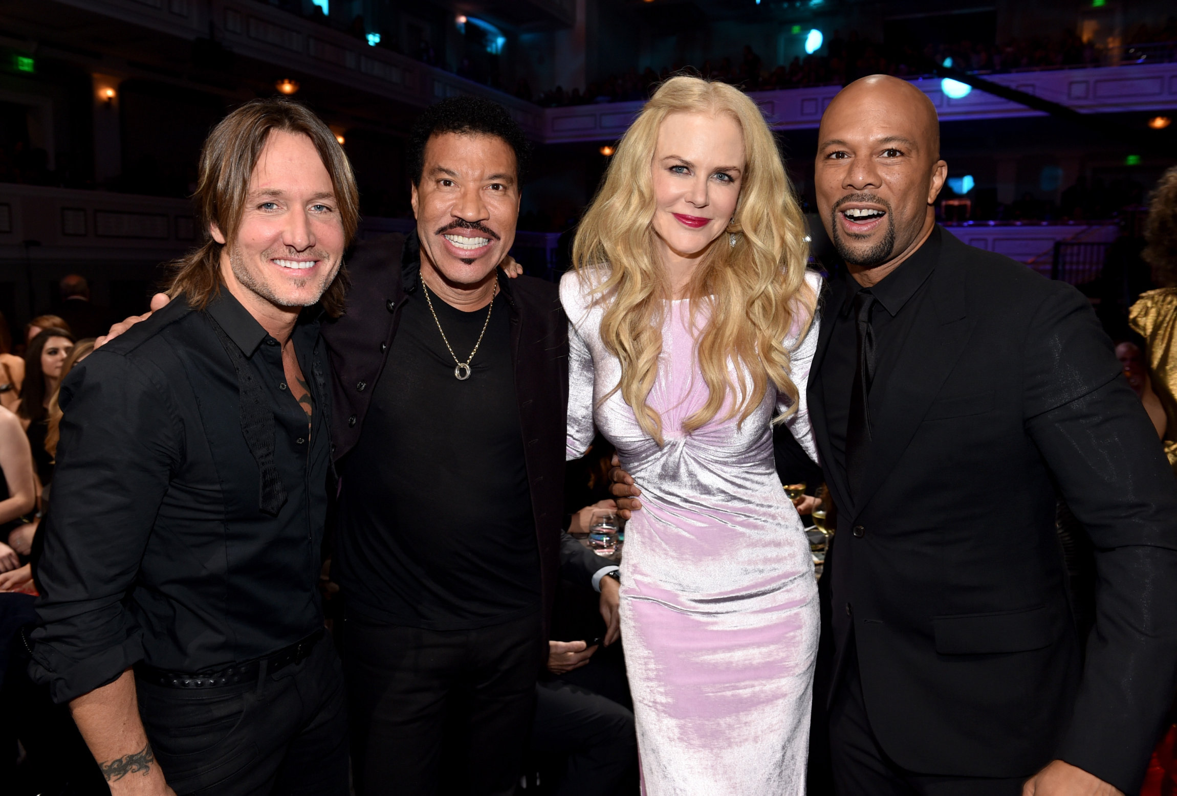 NASHVILLE, TN - OCTOBER 18: (L-R) Honoree Keith Urban, singer-songwriter Lionel Richie, actress Nicole Kidman and singer-songwriter Common take photos at the 2017 CMT Artists Of The Year on October 18, 2017 in Nashville, Tennessee. (Photo by John Shearer/Getty Images for CMT)