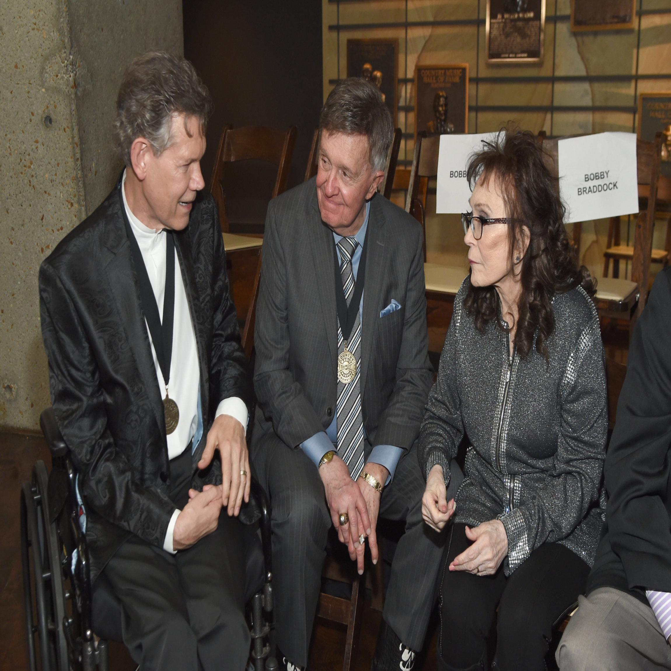 NASHVILLE, TN - OCTOBER 22: Musicians Randy Travis, Bill Anderson and Loretta Lynn attend the Medallion Ceremony to celebrate 2017 hall of fame inductees Alan Jackson, Jerry Reed And Don Schlitz at Country Music Hall of Fame and Museum on October 22, 2017 in Nashville, Tennessee. (Photo by Rick Diamond/Getty Images for Country Music Hall Of Fame & Museum)