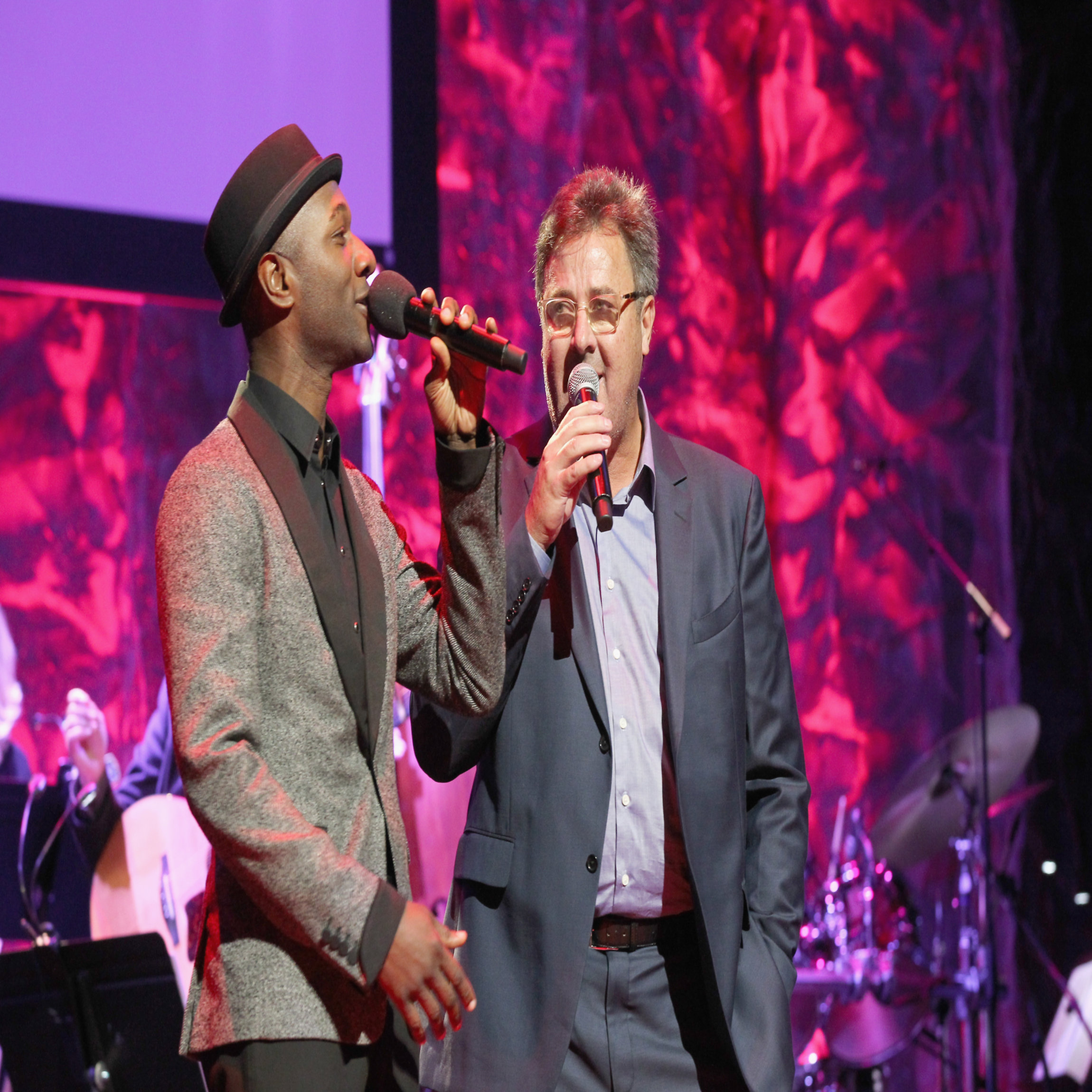 NASHVILLE, TN - OCTOBER 22: Aloe Blacc and Vince Gill speak onstage during the Country Music Hall of Fame and Museum Medallion Ceremony to celebrate 2017 hall of fame inductees Alan Jackson, Jerry Reed And Don Schlitz at Country Music Hall of Fame and Museum on October 22, 2017 in Nashville, Tennessee. (Photo by Terry Wyatt/Getty Images for Country Music Hall Of Fame & Museum)