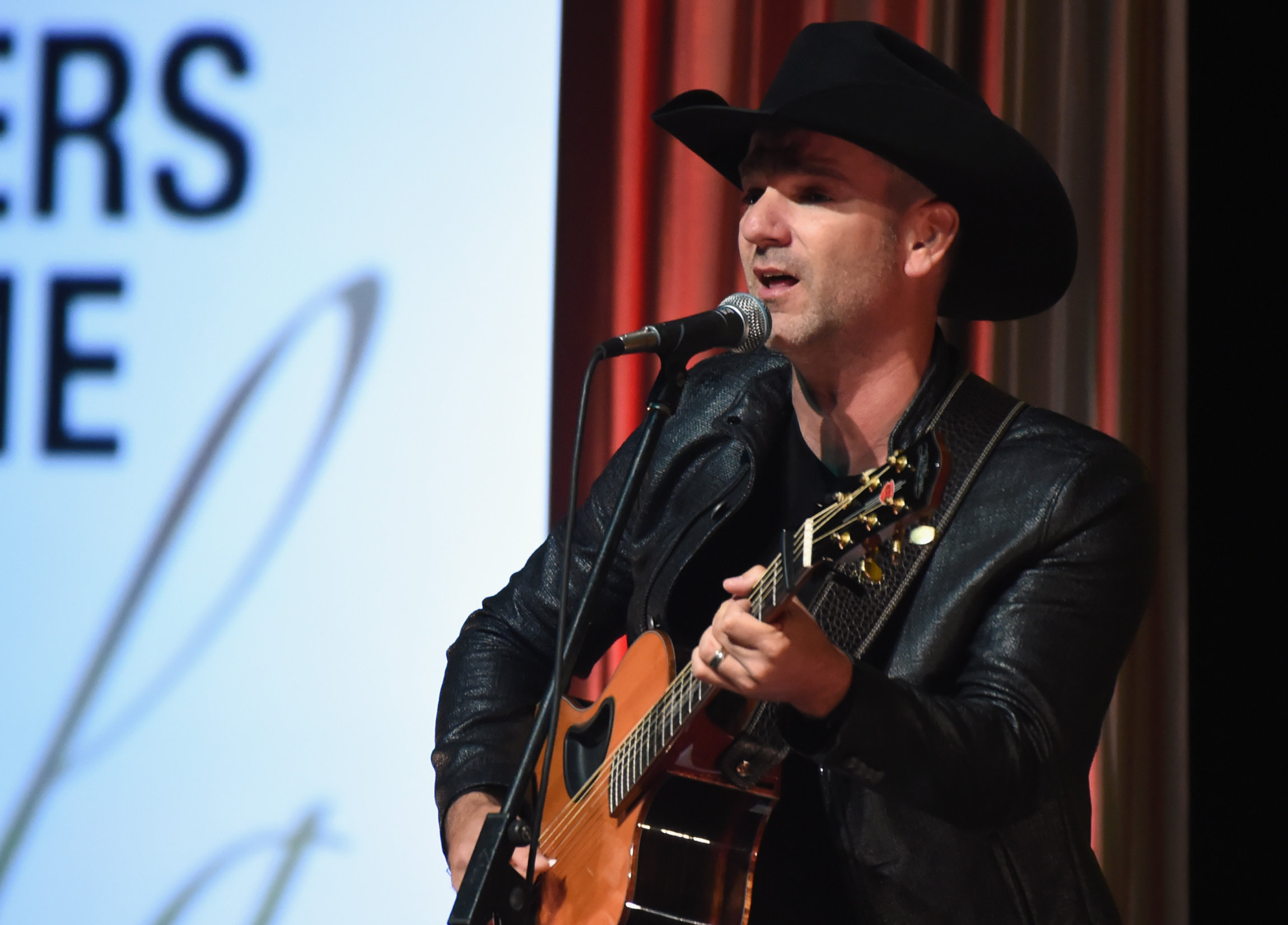 NASHVILLE, TN - OCTOBER 23: Craig Campbell performs during the 2017 Nashville Songwriters Hall Of Fame Awards at Music City Center on October 23, 2017 in Nashville, Tennessee. (Photo by Rick Diamond/Getty Images)