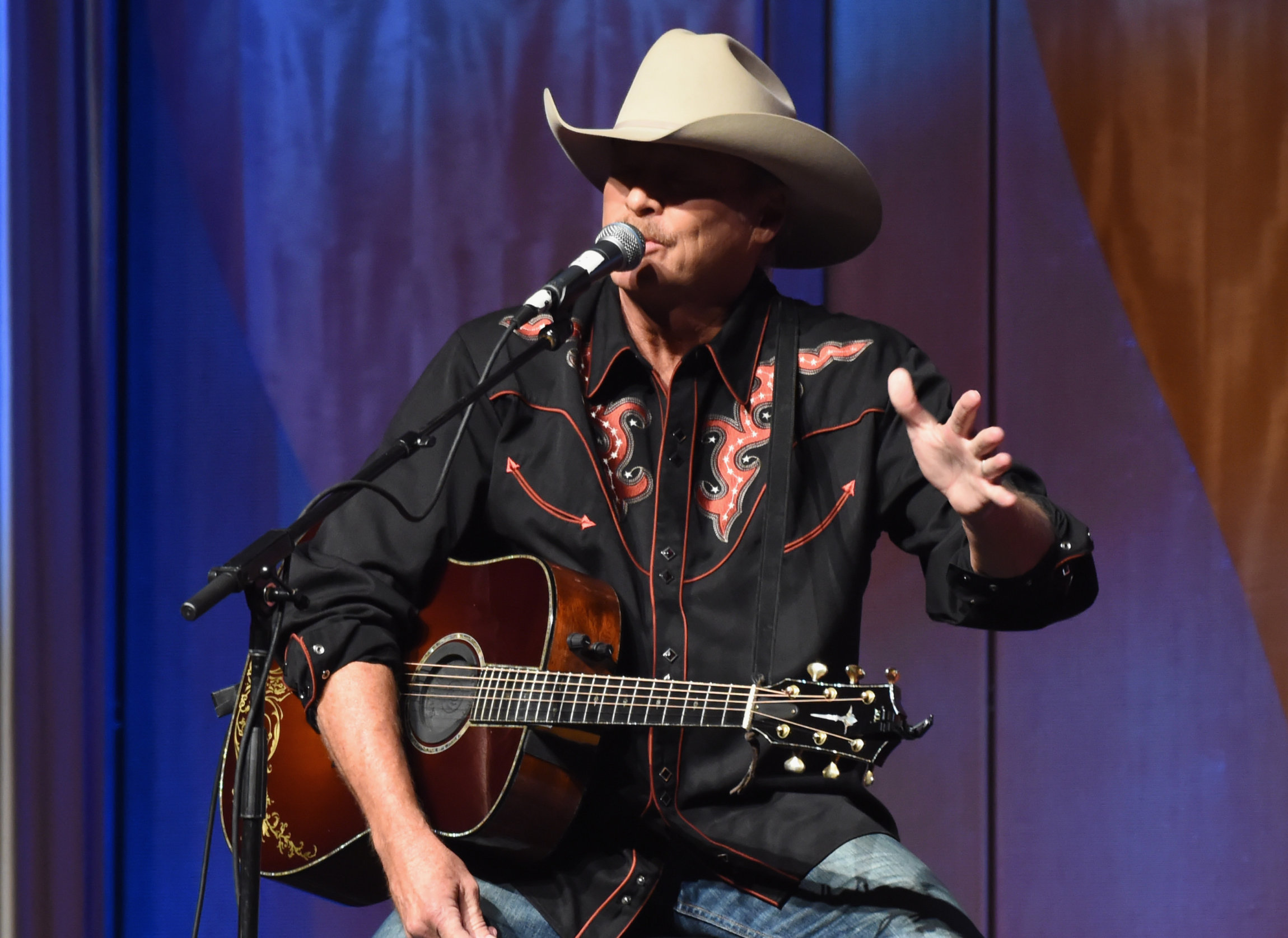 NASHVILLE, TN - OCTOBER 23: Alan Jackson performs during the 2017 Nashville Songwriters Hall Of Fame Awards at Music City Center on October 23, 2017 in Nashville, Tennessee. (Photo by Rick Diamond/Getty Images)