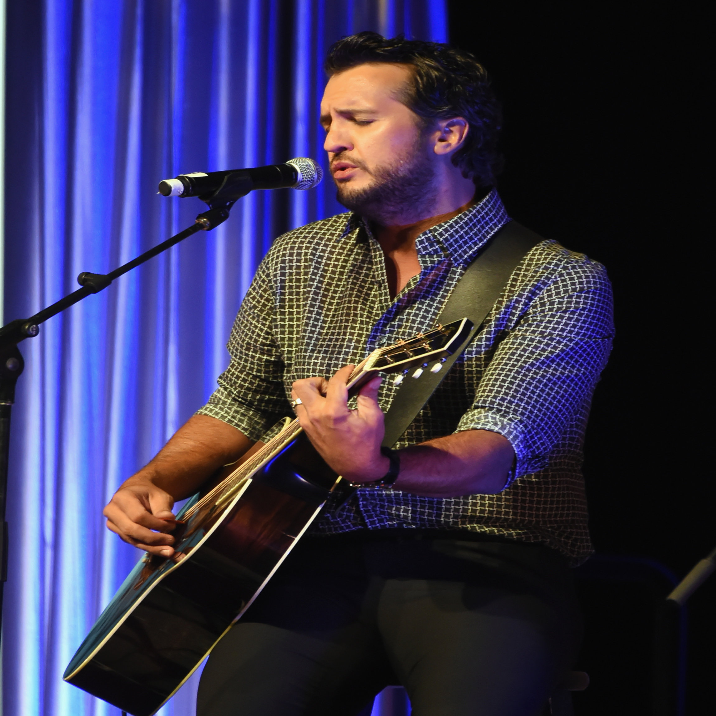 NASHVILLE, TN - OCTOBER 23: Luke Bryan performs during the 2017 Nashville Songwriters Hall Of Fame Awards at Music City Center on October 23, 2017 in Nashville, Tennessee. (Photo by Rick Diamond/Getty Images)