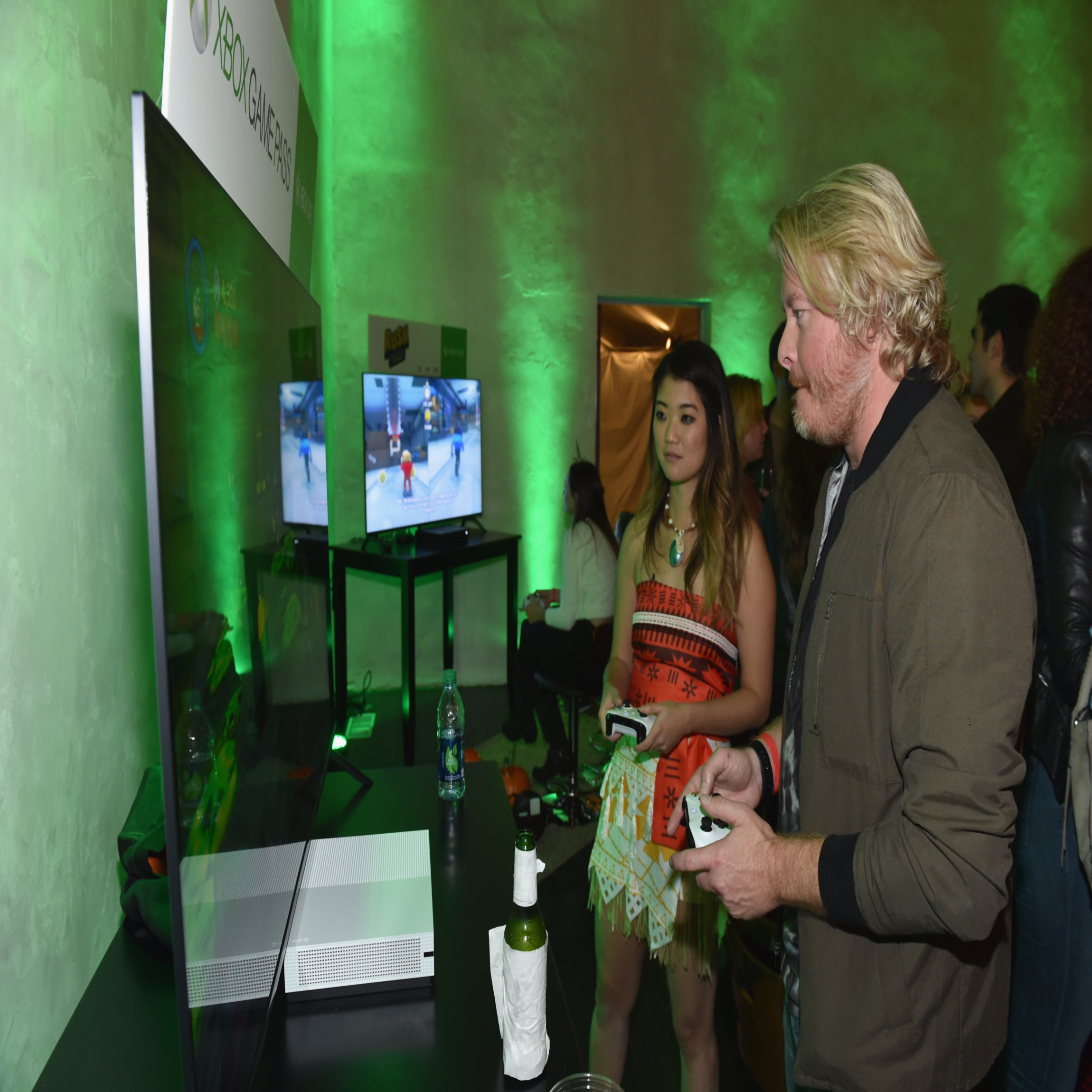 NASHVILLE, TN - OCTOBER 27: Singer-songwriter Philip Sweet of Little Big Town tests out games at the Xbox Halloween Gaming Event hosted by Brad Paisley and Kimberly Williams-Paisley at Ruby on October 27, 2017 in Nashville, Tennessee. (Photo by John Shearer/Getty Images for Xbox)