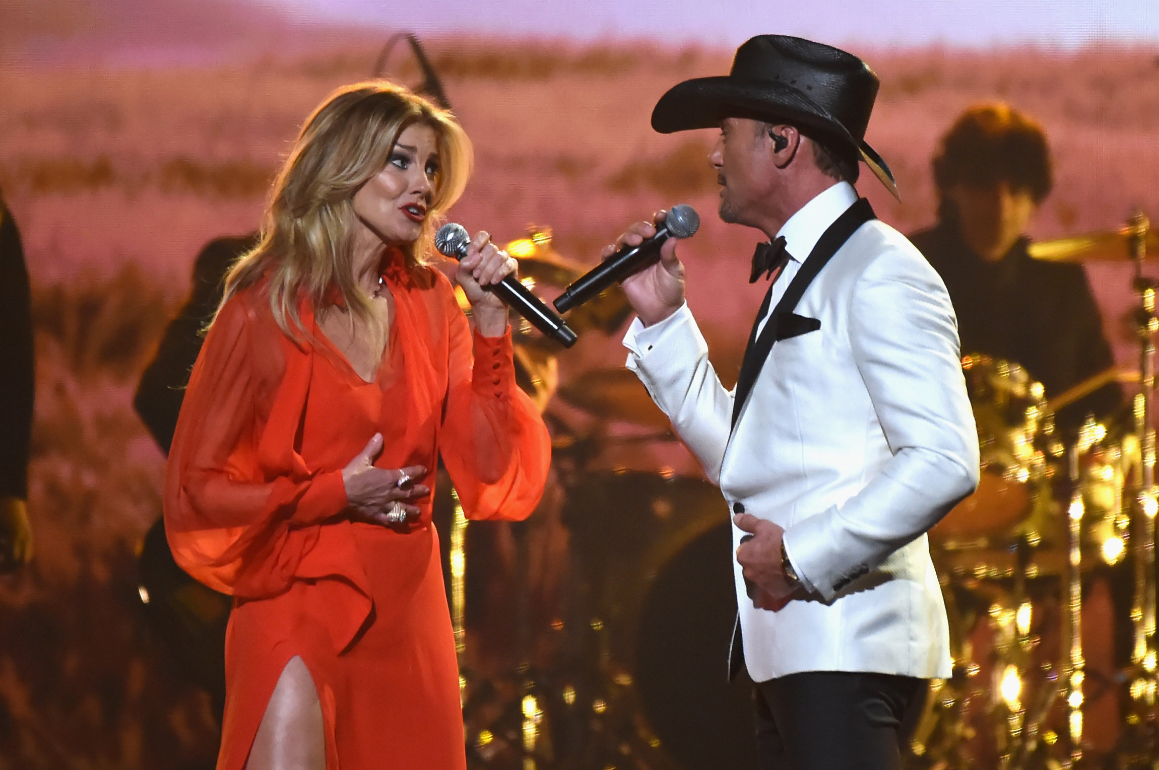 NASHVILLE, TN - NOVEMBER 08: Faith Hill and Tim McGraw perform onstage at the 51st annual CMA Awards at the Bridgestone Arena on November 8, 2017 in Nashville, Tennessee. (Photo by Rick Diamond/Getty Images)