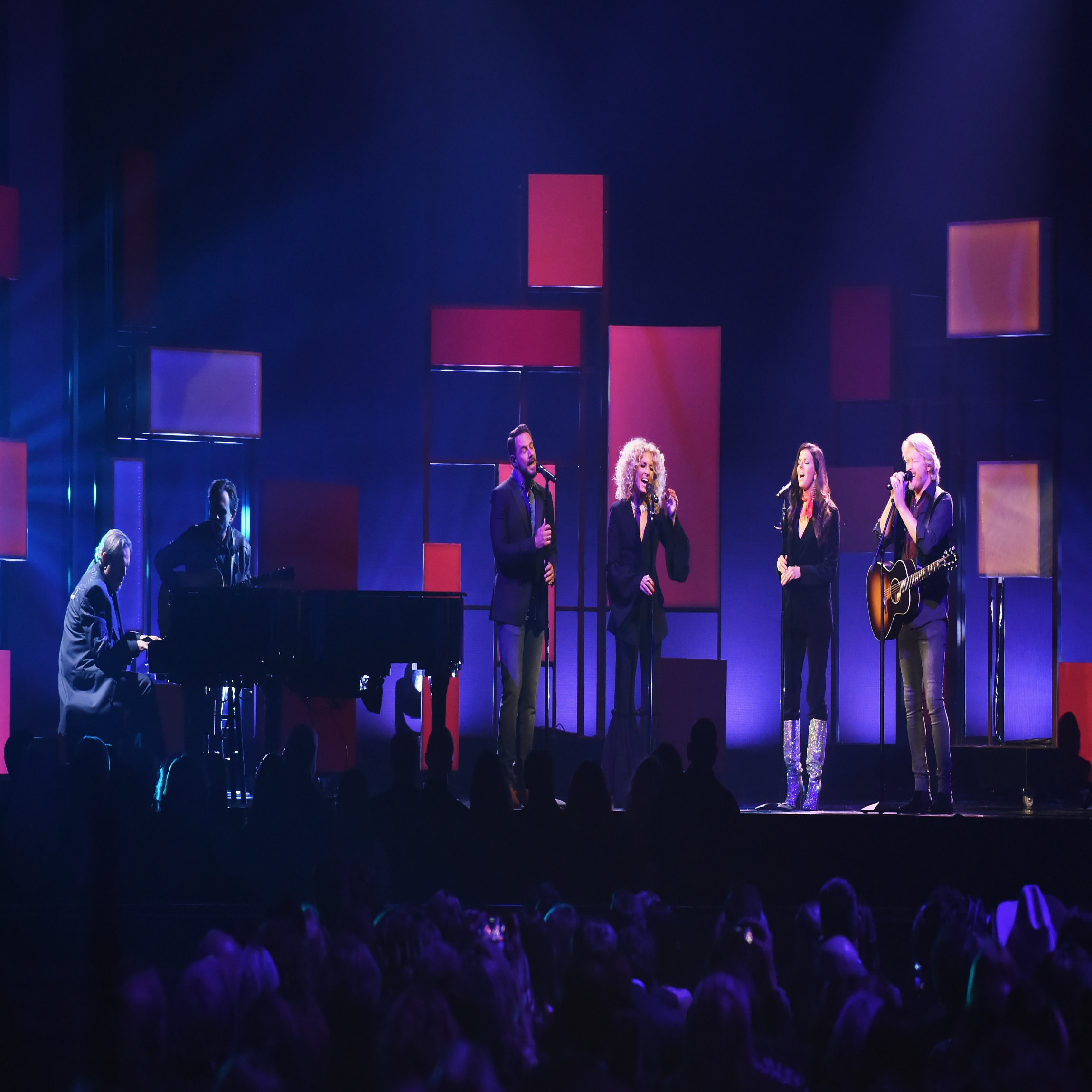 NASHVILLE, TN - NOVEMBER 08: Singer-songwriter Jimmy Webb and Jimi Westbrook, Kimberly Schlapman, Karen Fairchild and Philip Sweet of Little Big Town performs onstage at the 51st annual CMA Awards at the Bridgestone Arena on November 8, 2017 in Nashville, Tennessee. (Photo by Rick Diamond/Getty Images)