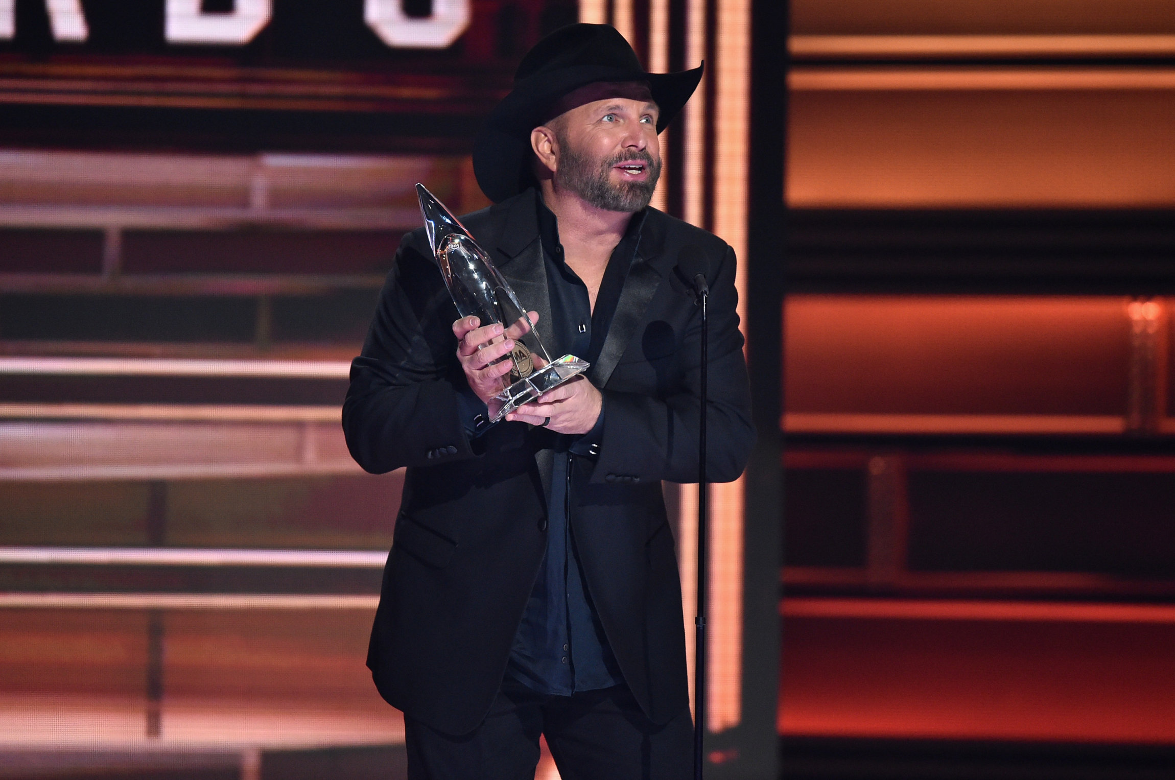 NASHVILLE, TN - NOVEMBER 08: Garth Brooks wins Entertainer of the year onstage at the 51st annual CMA Awards at the Bridgestone Arena on November 8, 2017 in Nashville, Tennessee. (Photo by John Shearer/WireImage)