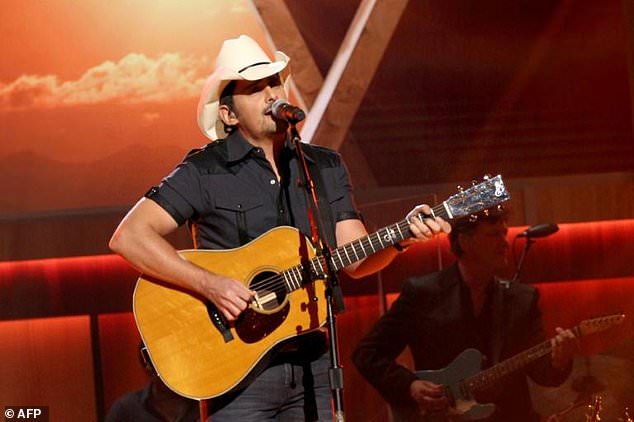 Country singer Brad Paisley took exception to proposed rules, now rescinded, restricting reporters' questions at the CMA Awards