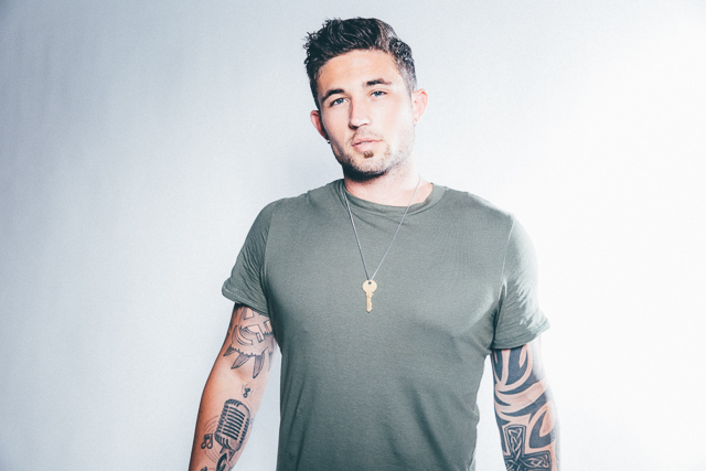 michael ray takes fan beind his tattoos