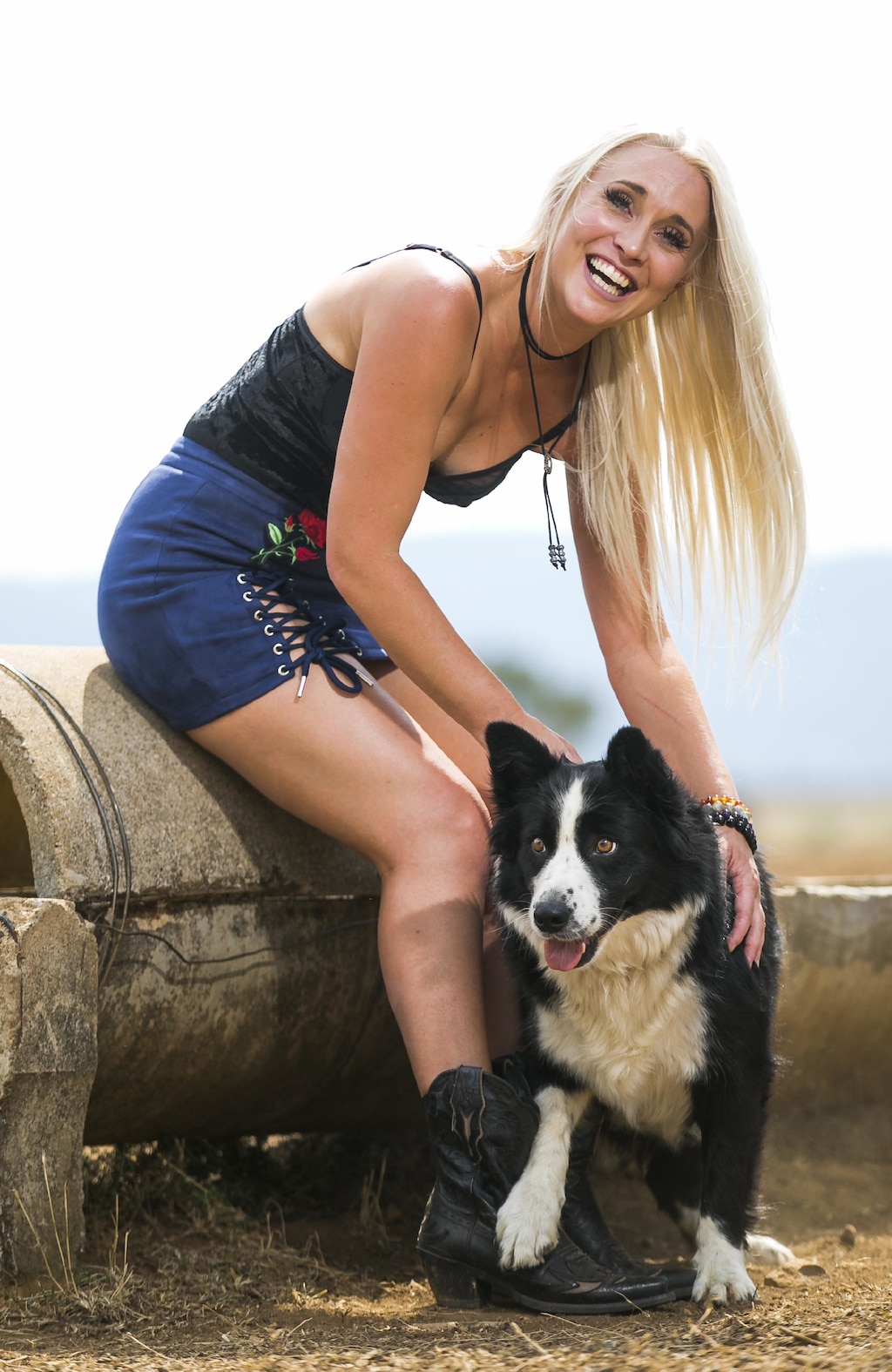 Tamworth country musician Aleyce Simmonds, with farm dog Bella, has taken out Best Female Artist at this year’s Country Music Awards.