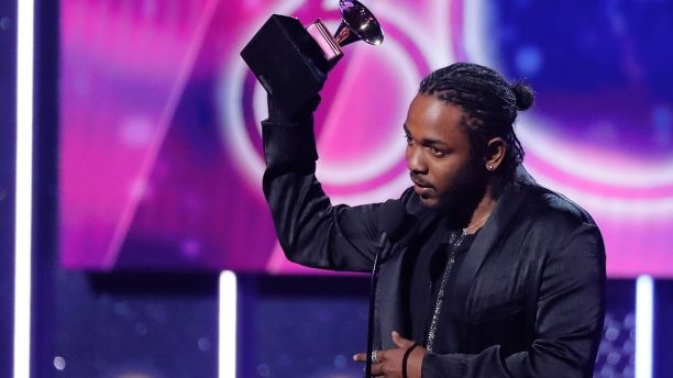 60th Annual Grammy Awards â€“ Show â€“ New York, U.S., 28/01/2018 â€“ Kendrick Lamar accepts the best rap album Grammy for "Damn." REUTERS/Lucas Jackson - HP1EE1T04OL9Z