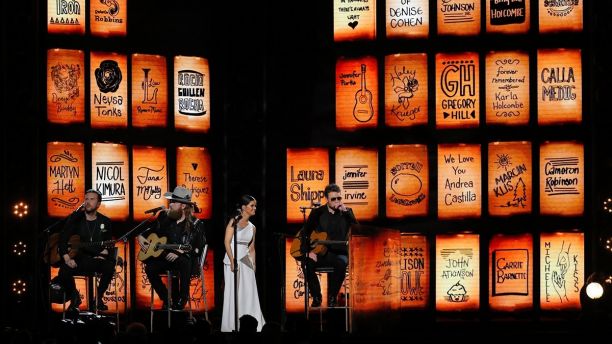 60th Annual Grammy Awards â€“ Show â€“ New York, U.S., 28/01/2018 â€“ Brothers Osborne, Maren Morris and Eric Church perform "Tears in Heaven" during the in memoriam tribute. REUTERS/Lucas Jackson - HP1EE1T07A5EF